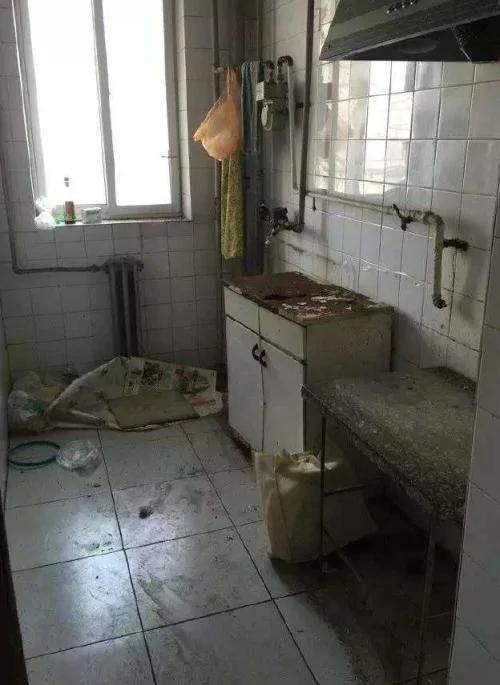 小夫妻把不起眼的旧公寓变成小豪宅
