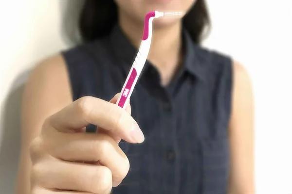 口腔清洁只靠刷牙太天真 善用牙间刷、牙线棒护牙一把罩