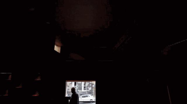 老爷子蜗居66㎡奇葩小楼 还玩出了阳光房、大鱼缸、地下车库
