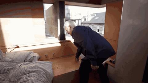 老爷子蜗居66㎡奇葩小楼 还玩出了阳光房、大鱼缸、地下车库
