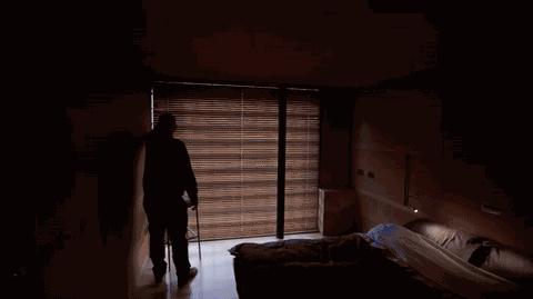老爷子蜗居66㎡奇葩小楼 还玩出了阳光房、大鱼缸、地下车库