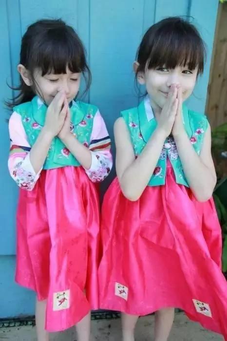 她们是“全球最美”混血双胞胎!没想到长大后变成“这样”…太夸张了啦!