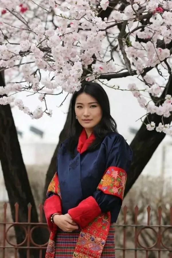 17岁不丹王子跪地“向7岁女孩”求婚!发誓等女生长大 14年后“当上国王”竟然…