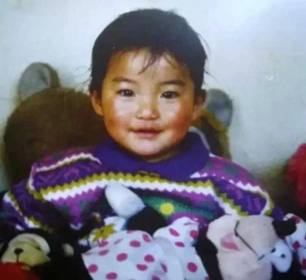 17岁不丹王子跪地“向7岁女孩”求婚!发誓等女生长大 14年后“当上国王”竟然…