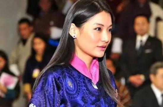 17岁不丹王子跪地“向7岁女孩”求婚!发誓等女生长大 14年后“当上国王”竟然…