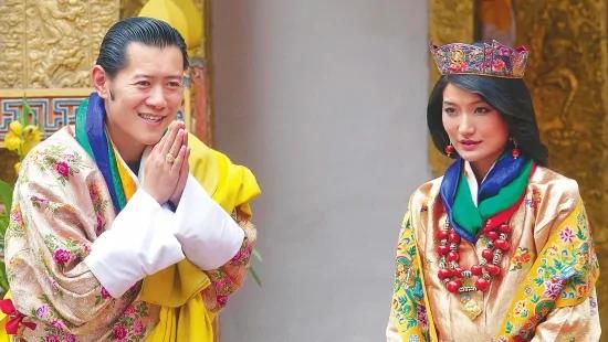 17岁不丹王子跪地“向7岁女孩”求婚!发誓等女生长大 14年后“当上国王”竟然…