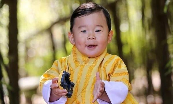 17岁不丹王子跪地“向7岁女孩”求婚!发誓等女生长大 14年后“当上国王”竟然…
