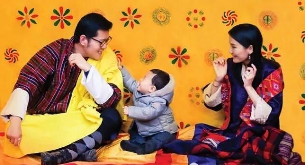 17岁不丹王子跪地“向7岁女孩”求婚!发誓等女生长大 14年后“当上国王”竟然…
