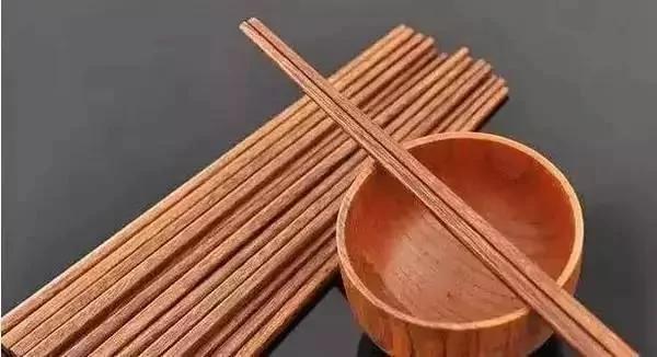 这种筷子千万不能用 家里有的快点儿扔掉吧!
