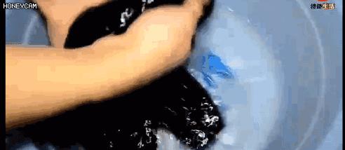 教你一秒钟拧干衣服 比用洗衣机甩还干得透!超实用