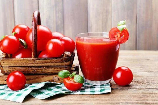 研究指出，每天喝280毫升番茄汁就可以減少50％腹部脂肪，特別是連喝2個月的蕃茄汁特別有用。（達志影像／shutterstock提供）