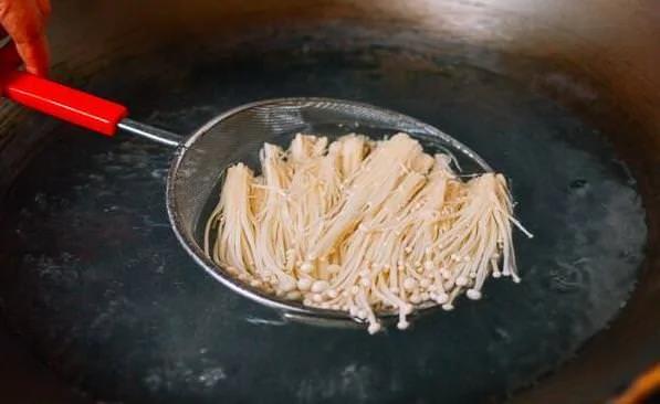 蒜蓉酱香金针菇 鲜香无比 做法还非常简单