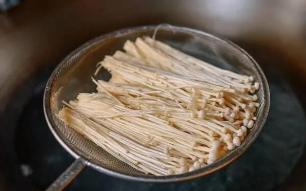 蒜蓉酱香金针菇 鲜香无比 做法还非常简单