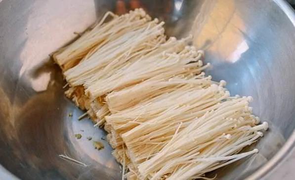 蒜蓉酱香金针菇 鲜香无比 做法还非常简单