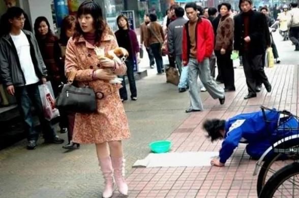 贵妇故意羞辱乞丐要他“叫狗一声爸”!