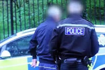 乔装13岁少女引恋童癖出洞…这群英国壮汉厉害了!