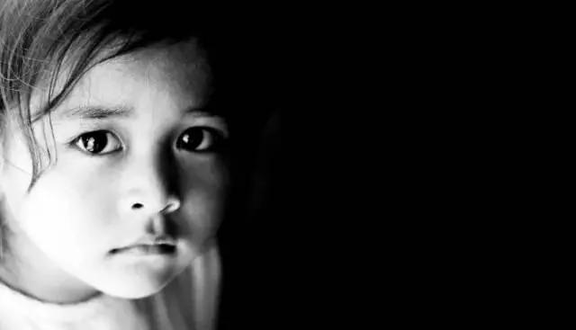 乔装13岁少女引恋童癖出洞…这群英国壮汉厉害了!