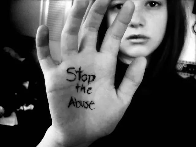 乔装13岁少女引恋童癖出洞…这群英国壮汉厉害了!
