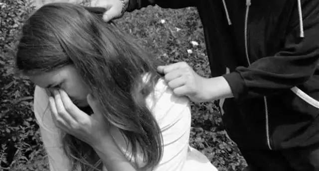 乔装13岁少女引恋童癖出洞…这群英国壮汉厉害了!