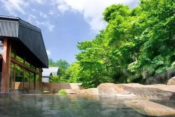 8000元一晚 两晚起住 没有电视、空调 不管三餐 居然仍能年入25亿