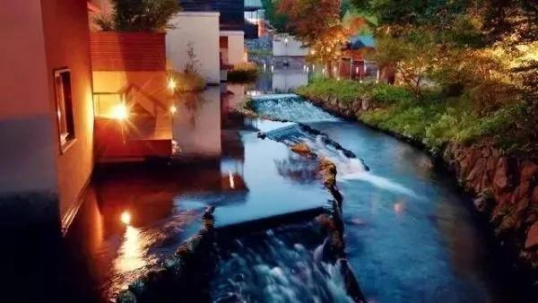 8000元一晚 两晚起住 没有电视、空调 不管三餐 居然仍能年入25亿
