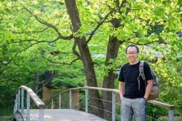 8000元一晚 两晚起住 没有电视、空调 不管三餐 居然仍能年入25亿