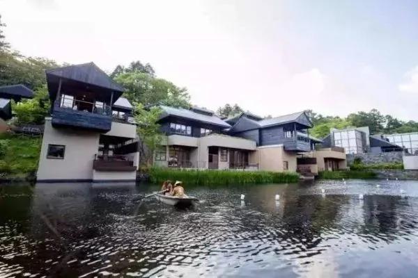 8000元一晚 两晚起住 没有电视、空调 不管三餐 居然仍能年入25亿