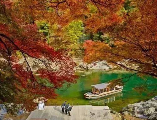 8000元一晚 两晚起住 没有电视、空调 不管三餐 居然仍能年入25亿