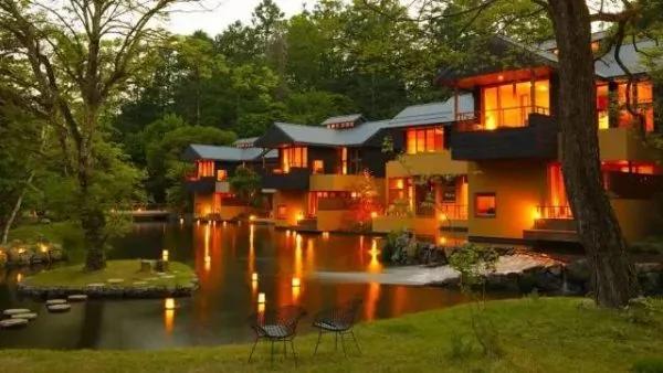 8000元一晚 两晚起住 没有电视、空调 不管三餐 居然仍能年入25亿