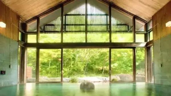 8000元一晚 两晚起住 没有电视、空调 不管三餐 居然仍能年入25亿