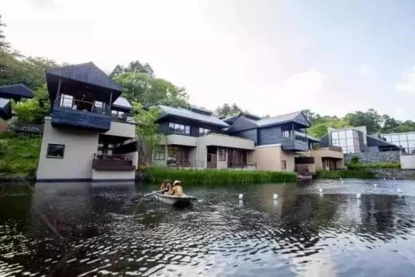 8000元一晚 两晚起住 没有电视、空调 不管三餐 居然仍能年入25亿