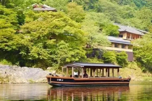 8000元一晚 两晚起住 没有电视、空调 不管三餐 居然仍能年入25亿