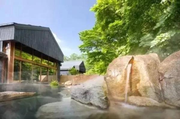 8000元一晚 两晚起住 没有电视、空调 不管三餐 居然仍能年入25亿