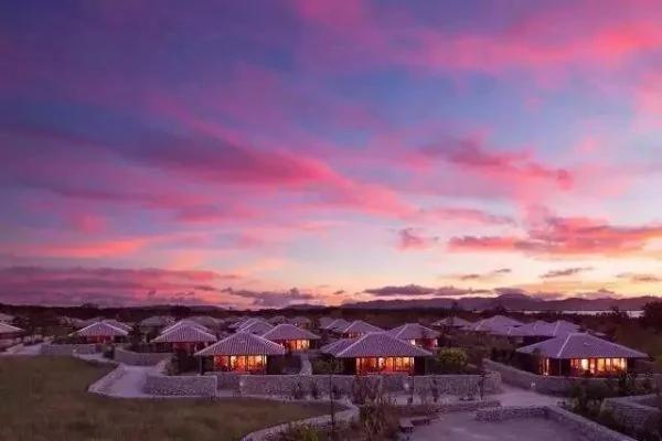8000元一晚 两晚起住 没有电视、空调 不管三餐 居然仍能年入25亿