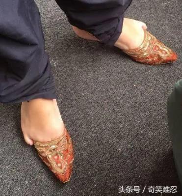 女孩发起酒疯来也吓人啊 少喝点吧 姑娘