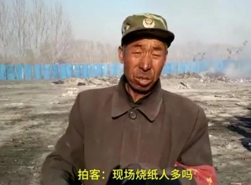 村民扫墓时 空中突现十几米高旋风