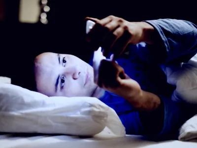 夜间玩手机有哪些危害?夜间玩手机五大危害要注意