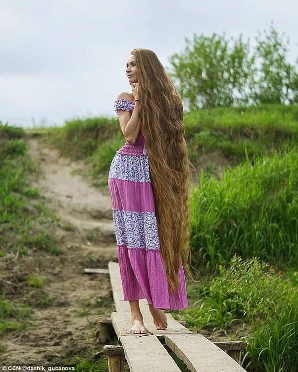 14年没剪过头发的少女什么样?这画风一言难尽