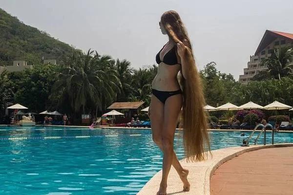 14年没剪过头发的少女什么样?这画风一言难尽