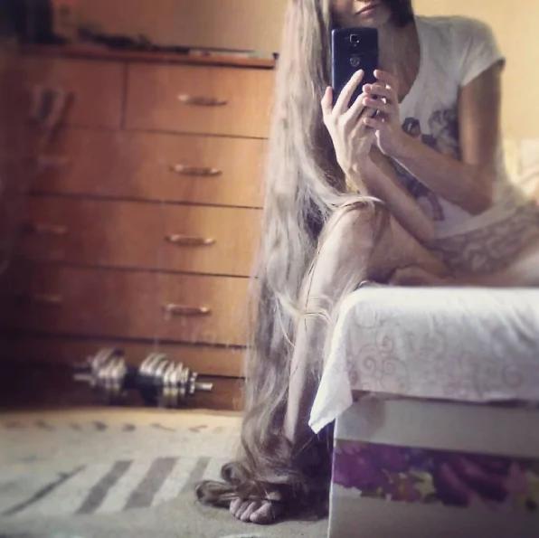 14年没剪过头发的少女什么样?这画风一言难尽