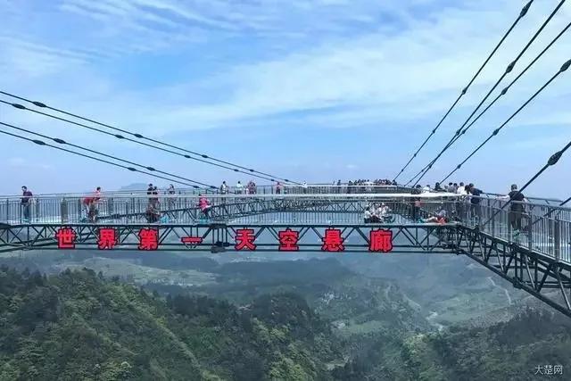 比张家界玻璃栈道恐怖10000倍 这次又又又要火了…