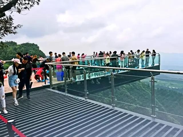 比张家界玻璃栈道恐怖10000倍 这次又又又要火了…