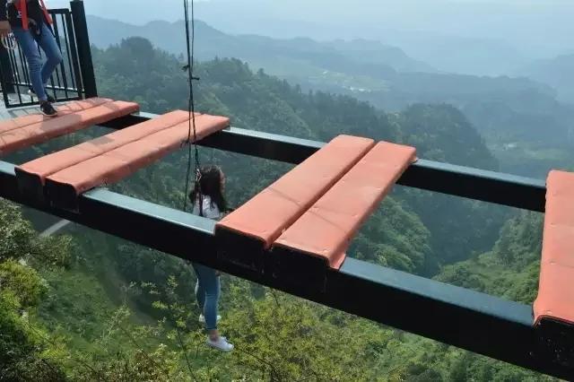 比张家界玻璃栈道恐怖10000倍 这次又又又要火了…