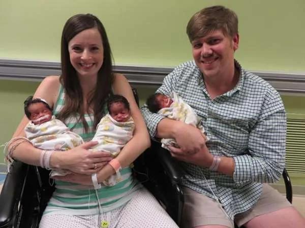 这对白人夫妻生出了三个黑皮肤的宝宝 老公却开心的不得了!
