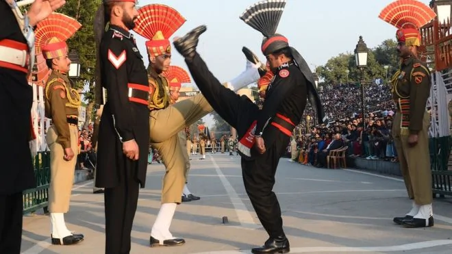 印巴兩國邊境軍人換崗儀式：氣勢比武。