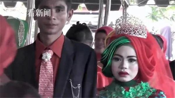 够乱!男子去前女友婚礼献唱情歌 当新郎面抱头痛哭