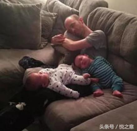 宝爸带娃睡图 忍住别笑 真的超有爱