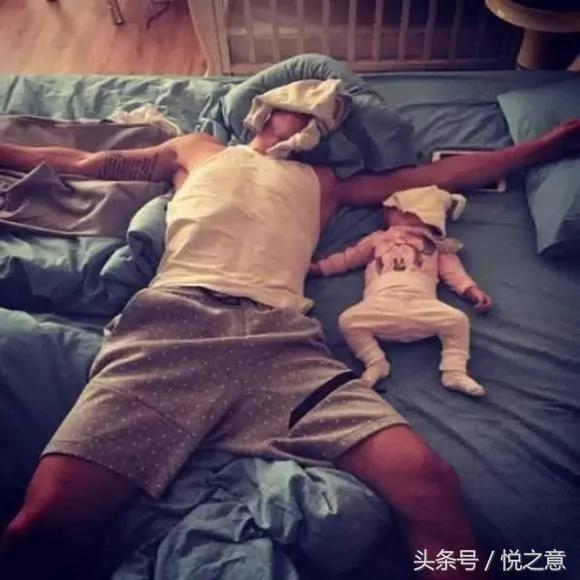 宝爸带娃睡图 忍住别笑 真的超有爱