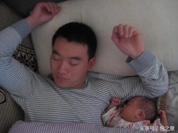 宝爸带娃睡图 忍住别笑 真的超有爱