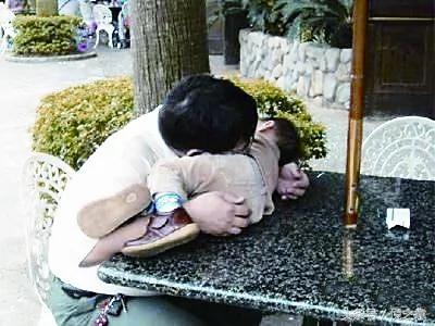 宝爸带娃睡图 忍住别笑 真的超有爱